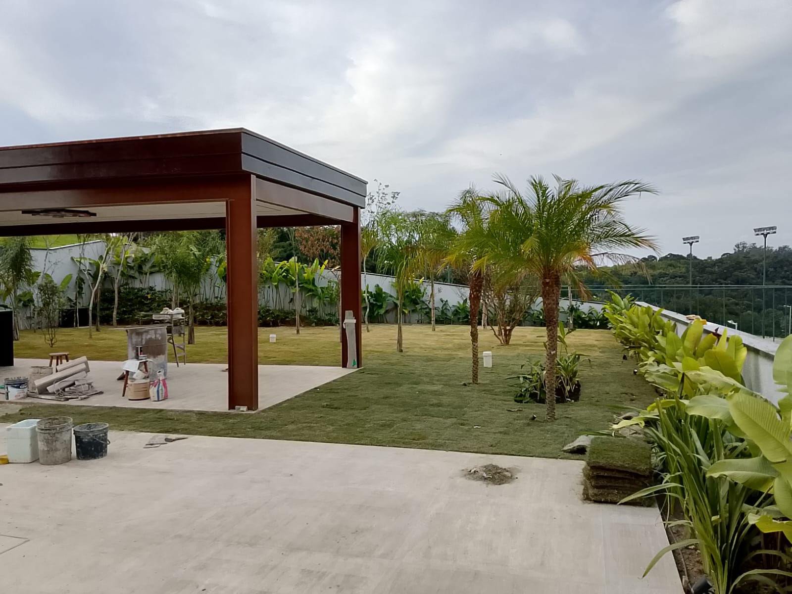 Área externa com pergolado e paisagismo